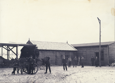 222468 Afbeelding van een kolenkar van brandstoffenhandel A.J. Tielen te Utrecht, mogelijk op het terrein van de ...